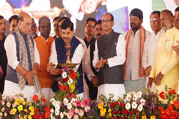 किसान देश की अर्थव्यवस्था की रीढ़, किसानों के विकास के लिए हम हैं प्रतिबद्ध : केन्द्रीय रक्षा मंत्री श्री सिंह