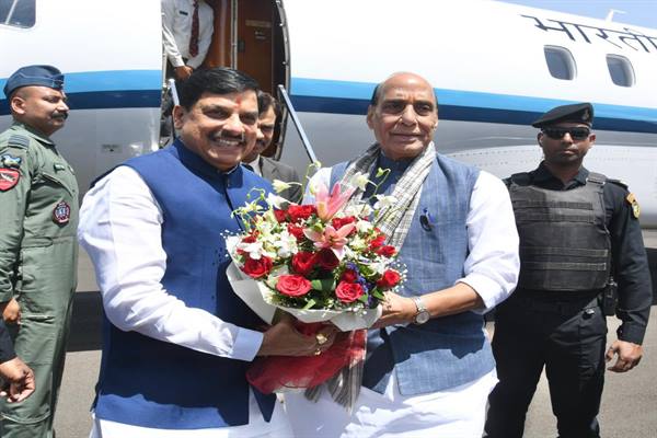 मुख्यमंत्री डॉ. यादव ने की केंद्रीय रक्षा मंत्री श्री राजनाथ सिंह की आत्मीय अगवानी