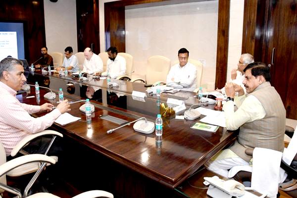 छात्रावासों तथा आश्रमों में अध्ययनशीलता और देशभक्ति के सकारात्मक वातावरण को किया जाए प्रोत्साहित : मुख्यमंत्री डॉ. यादव