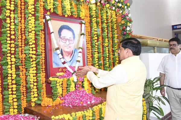 मुख्यमंत्री डॉ. यादव ने पूर्व विधानसभा अध्यक्ष श्रद्धेय बृजमोहन मिश्रा की जयंती पर पुष्पांजलि अर्पित की