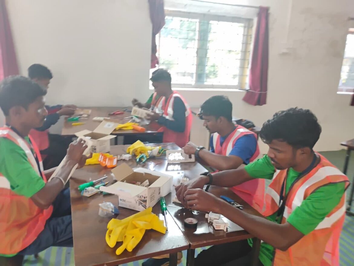 आत्मसमर्पित माओवादियों का आजीविकामूलक गतिविधियों से सुधर रहा भविष्य