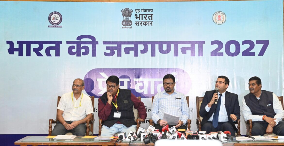 अपर मुख्य सचिव एवं जनगणना , छत्तीसगढ के नोडल अधिकारी श्री मनोज पिंगवा और जनगणना निदेशालय छत्तीसगढ के निदेशक श्री कार्तिकेय गोयल पत्रकारों से चर्चा करते हुए