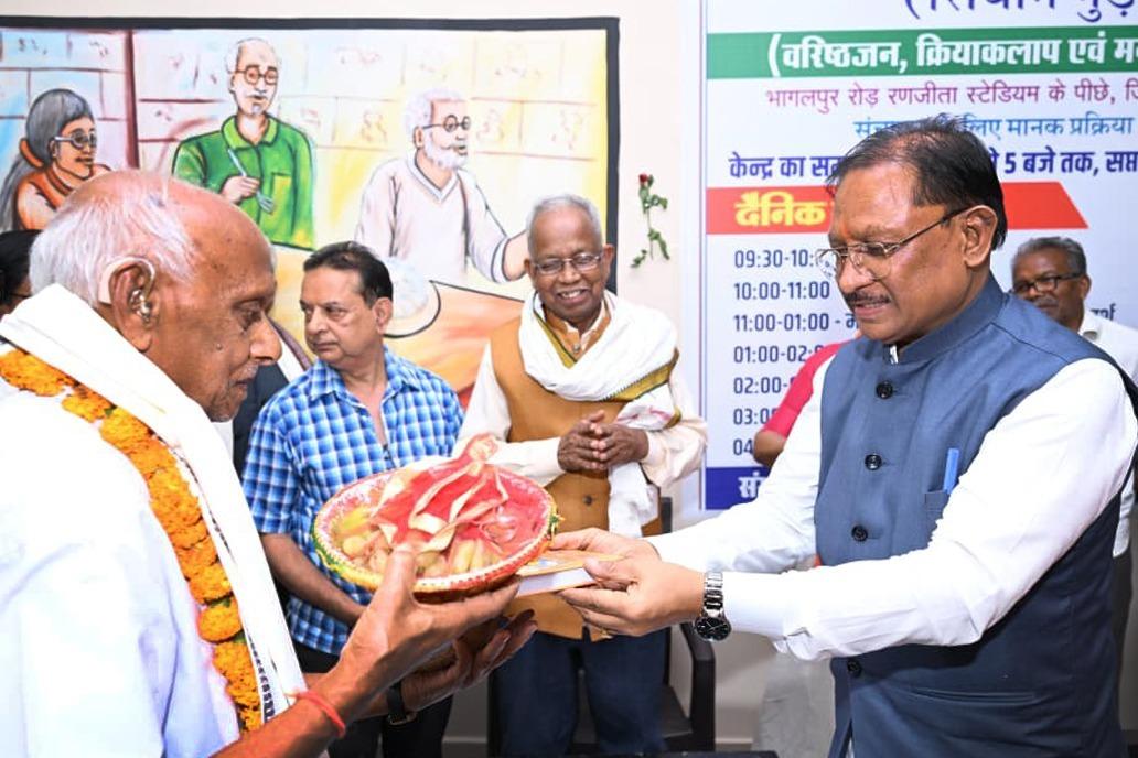 मुख्यमंत्री श्री विष्णु देव साय ने सियान गुड़ी का किया शुभारंभ : बुजुर्गों के साथ कैरम खेलकर वरिष्ठजनों का बढ़ाया हौंसला