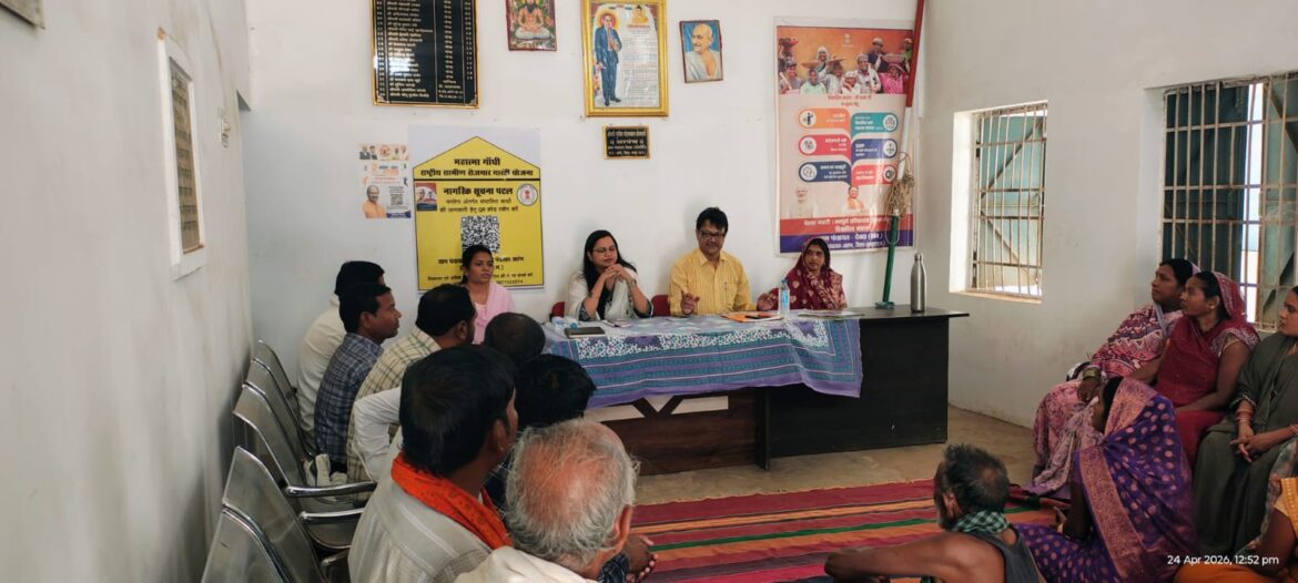 विशेष ग्राम सभा में ग्रामवासियों को जनगणना के सम्बन्ध किया जा रहा है जागरुक