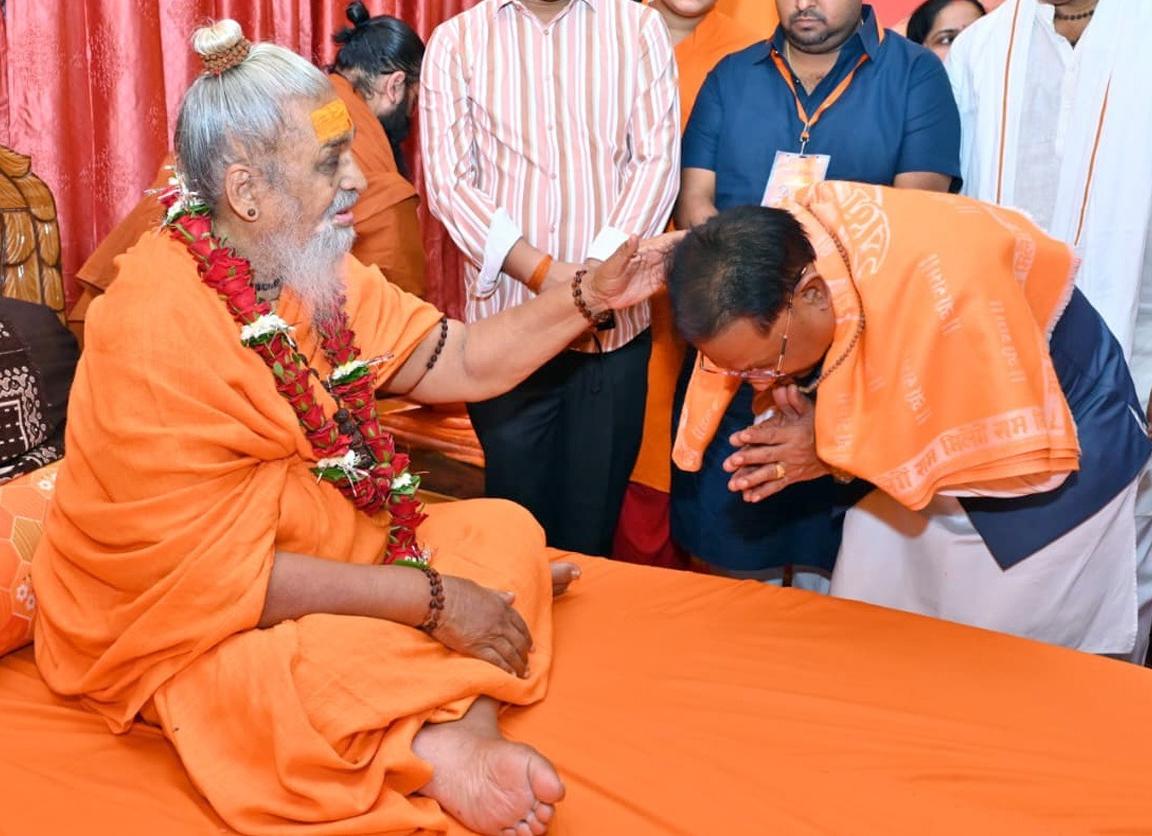 तेंदुवा धाम में श्रीराम कथा का भव्य शुभारंभ: मुख्यमंत्री श्री विष्णु देव साय ने लिया संतों का आशीर्वाद