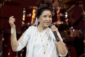 संगीत जगत को बड़ा झटका, आशा भोसले को अंतिम विदाई देने उमड़ा जनसैलाब