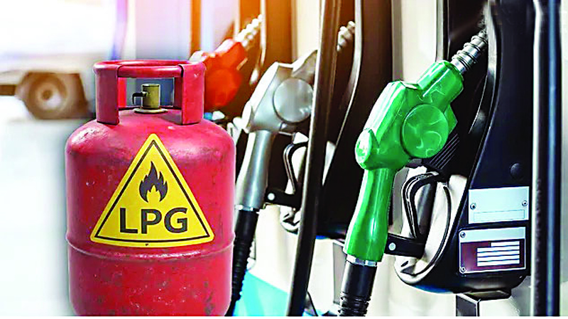 देश में कच्चे तेल की कमी नहीं, लोगों से अपील- ज्यादा खरीददारी से बचें