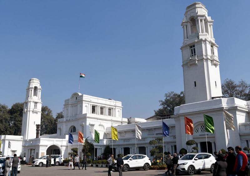 सुरक्षा में बड़ी चूक! विधानसभा परिसर में हंगामा, स्पीकर की गाड़ी पर स्याही फेंकी