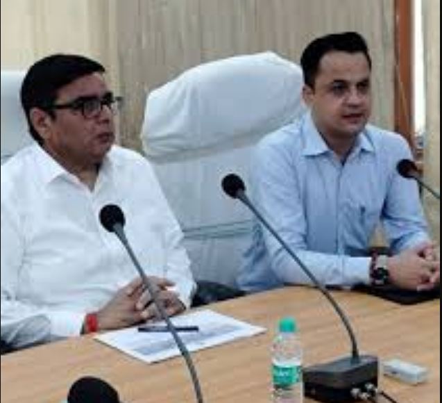 अभिभावकों की शिकायत पर कार्रवाई, जबरन खरीद के आरोप में केस दर्ज