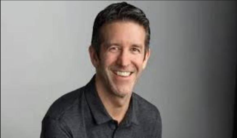 John Ternus कौन हैं, जिन्हें मिल सकती है Apple की कमान?