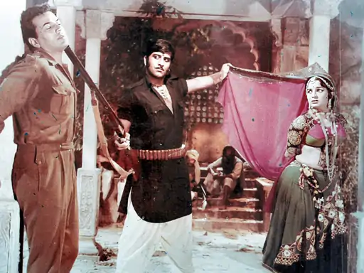 लंबी कद-काठी, गोरी रंगत और गहरी आंखें