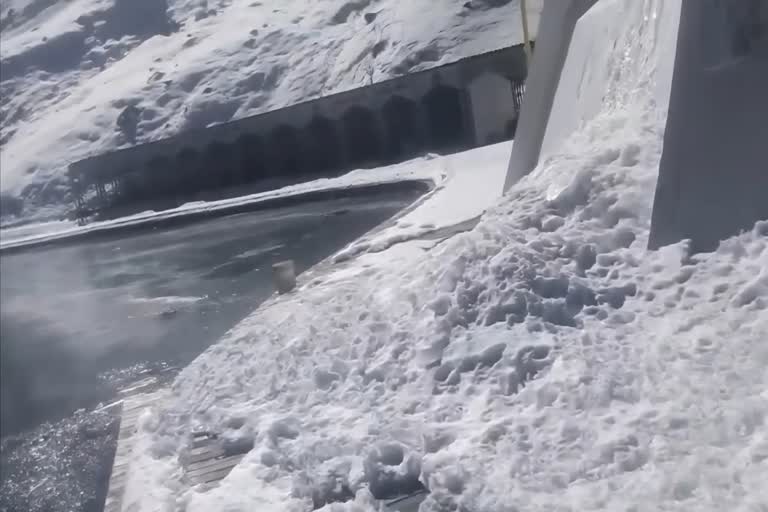 हेमकुंड साहिब: बर्फ से ढका मार्ग, संयुक्त टीम ने पैदल पहुंचकर लिया जायजा