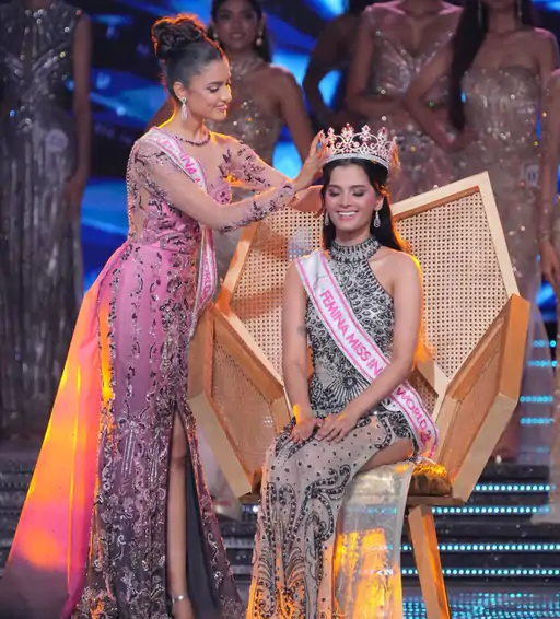 भुवनेश्वर में आयोजित 61वें फेमिना मिस इंडिया 2026 में गोवा की साध्वी सतीश सैल ने ‘मिस इंडिया वर्ल्ड 2026’ का ताज अपने नाम किया, जबकि महाराष्ट्र की राजनंदिनी पवार फर्स्ट रनर-अप और डॉ. श्री अद्वैता सेकंड रनर-अप रहीं