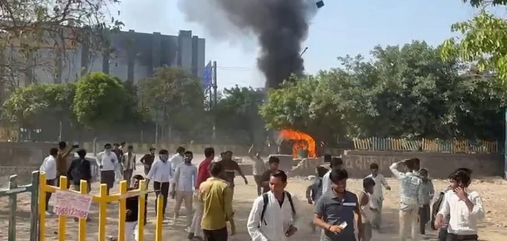 श्रमिकों का उग्र प्रदर्शन, नोएडा में हिंसा—5 वाहन जलाए, दिल्ली पुलिस हाई अलर्ट पर