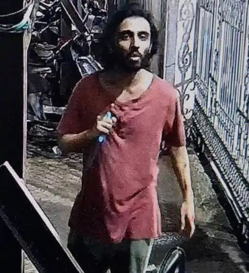 मुंबई के मीरा रोड स्थित नया नगर इलाके में एक युवक ने दो सिक्योरिटी गार्ड्स से उनका धर्म पूछने के बाद चाकू से हमला कर दिया