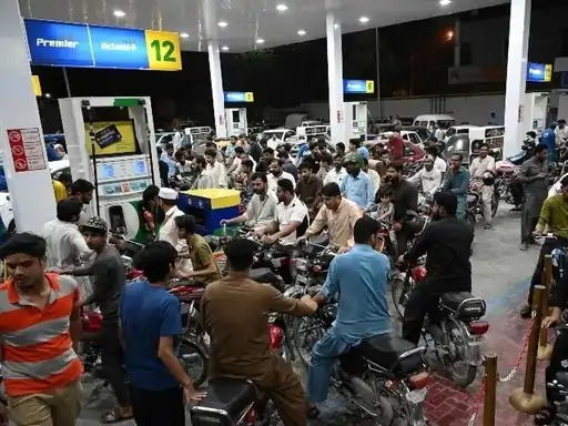 पाकिस्तान सरकार ने पेट्रोल की कीमत में 6 रुपया और हाई स्पीड डीजल (HSD) के दाम में 6.80 रुपया की कटौती की