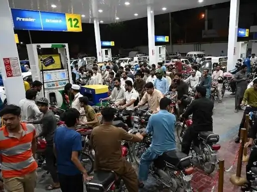 पाकिस्तान सरकार ने पेट्रोल और डीजल की कीमतों में 5 रुपए लीटर (पाकिस्तानी रुपया) की कटौती की