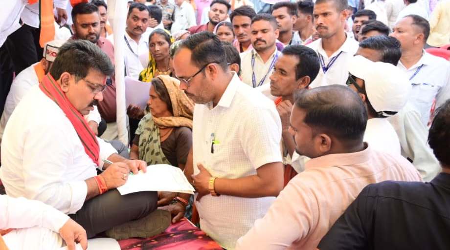 जमीन पर बैठकर उप मुख्यमंत्री ने सुनी लोगों की समस्याएं, मौके पर दिए समाधान के निर्देश