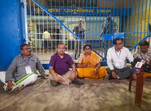 पश्चिम बंगाल के कोलकाता में TMC ने गुरुवार रात बिना सूचना दिए EVM स्ट्रॉन्ग रूम खोलने और संदिग्ध लोगों की मौजूदगी के आरोप लगाए