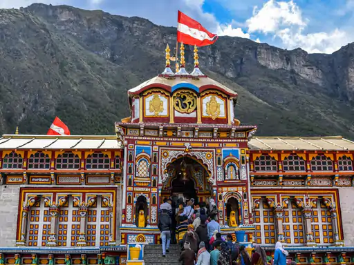 अभिनेता आशुतोष राणा इन दिनों उत्तराखंड की चारधाम यात्रा पर