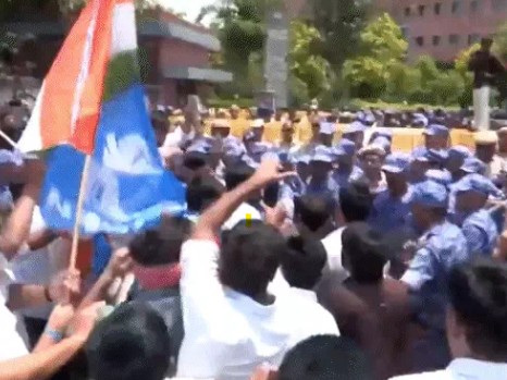 नीट-UG 2026 पेपर लीक मामले में CBI ने शनिवार को पुणे की बायोलॉजी लेक्चरर मनीषा गुरुनाथ मांढरे को गिरफ्तार किया