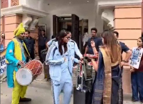 भारतीय महिला क्रिकेट टीम शनिवार को टी-20 वर्ल्ड कप में हिस्सा लेने के लिए मुंबई से इंग्लैंड रवाना हो गई