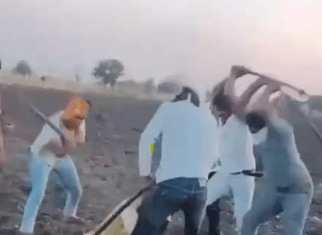 मध्य प्रदेश के उज्जैन जिले में बदमाशों ने डीजे ऑपरेटर को घेरकर जमकर पीटा