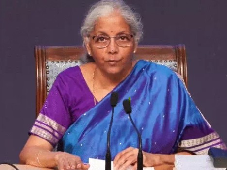वित्त मंत्री निर्मला सीतारमण ने बताया कि पेट्रोल और डीजल पर एक्साइज ड्यूटी (उत्पाद शुल्क) कम करने से सरकार को ₹1 लाख करोड़ के रेवेन्यू का नुकसान होगा