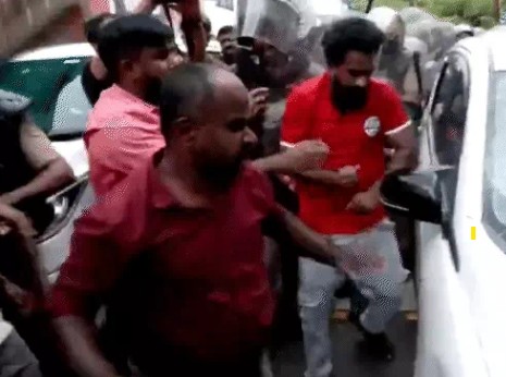 केरलम के पूर्व मुख्यमंत्री पिनारई विजयन के समर्थकों ने प्रवर्तन निदेशालय (ED) की टीम पर हमला किया