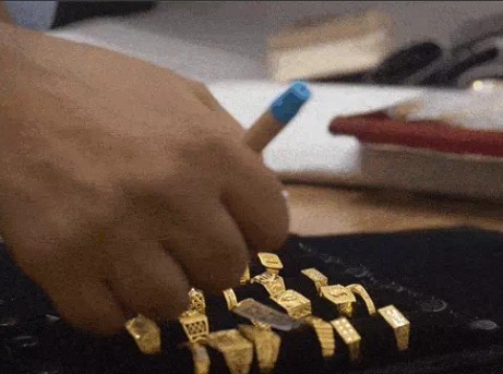 सोने-चांदी के दाम में इस हफ्ते गिरावट रही। इंडिया बुलियन एंड ज्वेलर्स एसोसिएशन (IBJA) के अनुसार, 10 ग्राम 24 कैरेट सोने का दाम 1,654 रुपए गिरकर 1.56 लाख रुपए हो गया