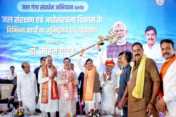 मुख्यमंत्री डॉ. मोहन यादव ने गुरूवार को नई दिल्ली में केंद्र सरकार के कई वरिष्ठ मंत्रियों से मुलाकात कर प्रदेश से जुड़े महत्वपूर्ण विकास कार्यों, आधारभूत संरचना, धार्मिक पर्यटन, कृषि, सिंचाई, शहरी विकास और कानून व्यवस्था जैसे विषयों पर विस्तार से चर्चा की