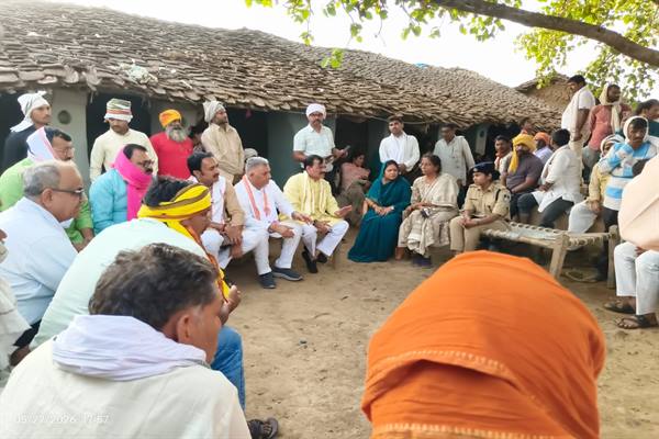 मंत्री श्री परमार ने कुआं हादसे में दिवंगत श्रमिकों के परिजन से की भेंट