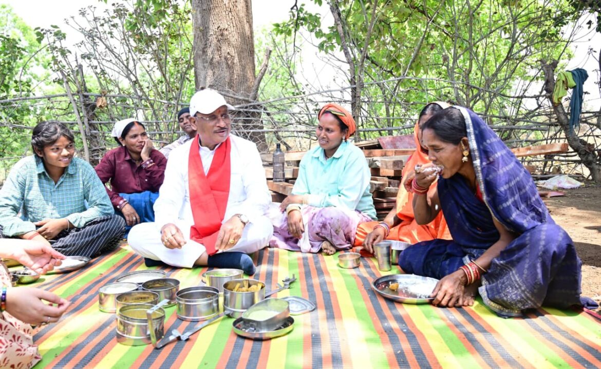 एक ग्रामीण का न्योता, मुख्यमंत्री का अपनापन – प्रधानमंत्री आवास से साकार हुआ सपना, मुख्यमंत्री ने कराया गृह प्रवेश