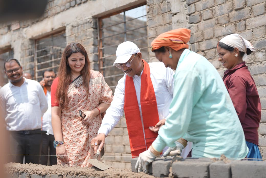 निर्माणाधीन पंचायत भवन के निरीक्षण के दौरान मुख्यमंत्री को श्रमिकों ने दिया भोजन का न्यौता: साथ बैठकर खाया बोरे बासी और आमा चटनी