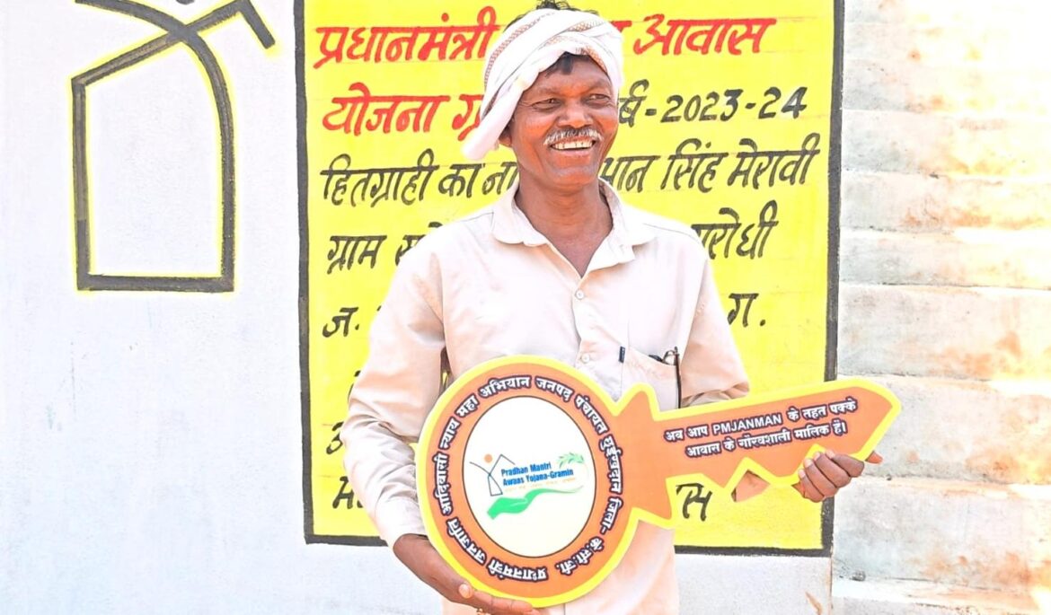 सुशासन तिहार: मुख्यमंत्री श्री विष्णु देव साय ने पीएम जनमन के हितग्राही को सौंपी खुशियों की चाबी