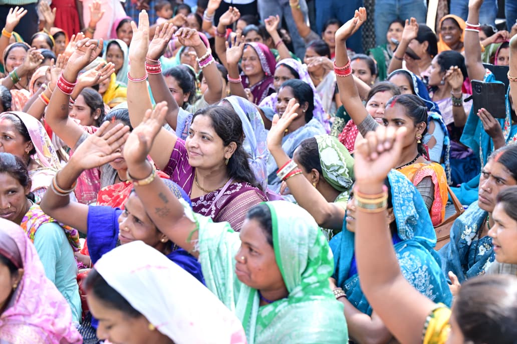 आम की छांव में बदले सपनों के मायने: मुख्यमंत्री ने कहा—“अब करोड़पति दीदी बनने की सोचिए”