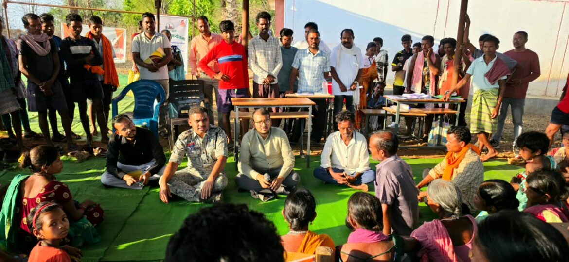 सुशासन की मोटरसाइकिल से दुर्गम पहाड़ों तक पहुँचे कलेक्टर-एसपी