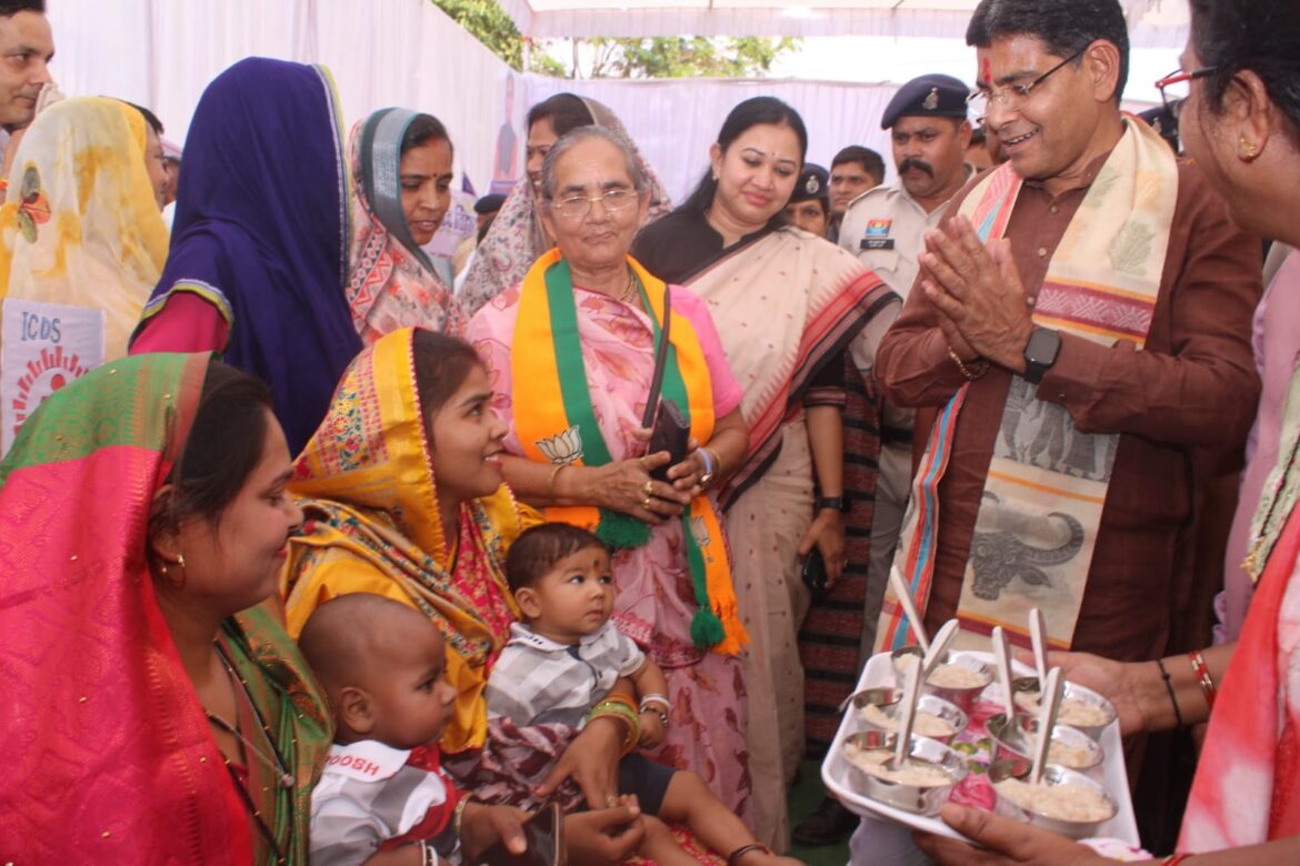 सरकार की योजनाओं का लाभ प्रत्येक पात्र हितग्राही को मिलें – मंत्री श्री टंक राम वर्मा