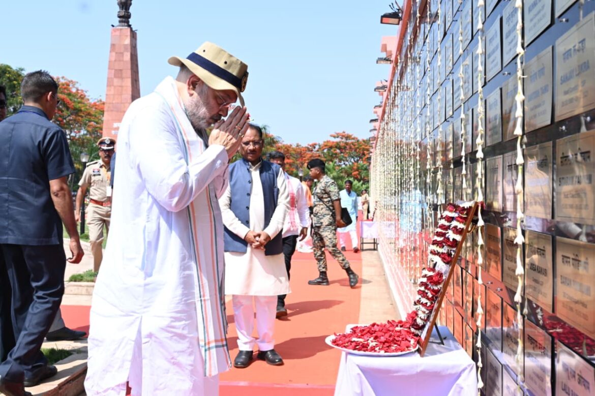 केंद्रीय गृहमंत्री श्री अमित शाह ने अमर वाटिका में शहीदों को दी श्रद्धांजलि, परिजनों से की आत्मीय मुलाकात