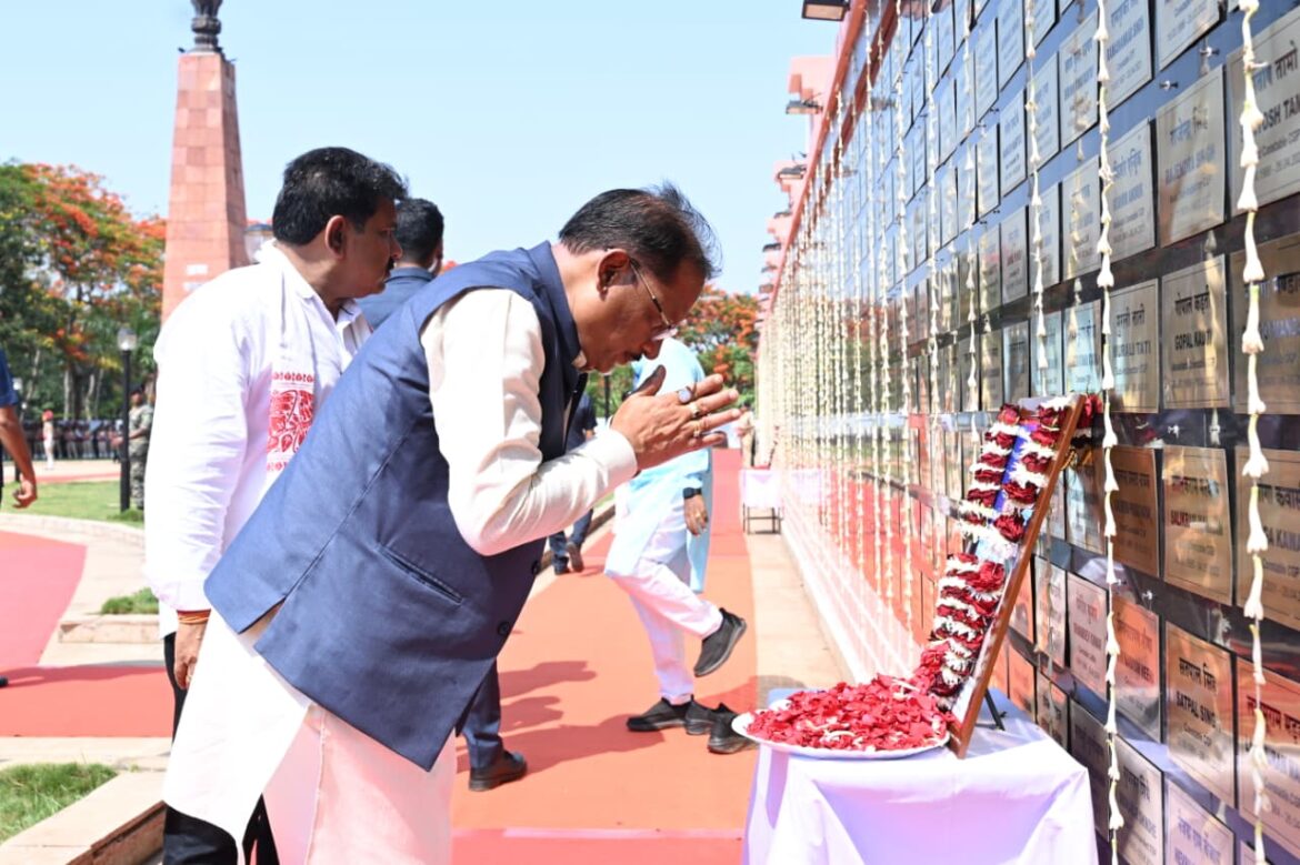Union Home Minister pays homage to jawans who laid down their lives for peace and security in Bastar