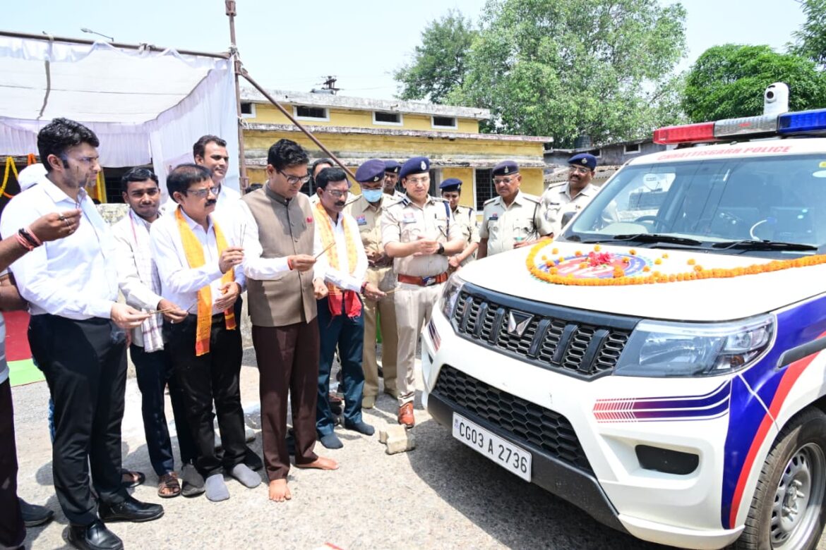 वित्त मंत्री श्री ओपी चौधरी ने रायगढ़ को मिली 16 अत्याधुनिक डायल-112 ईआरवी वाहनों को दिखाई हरी झंडी