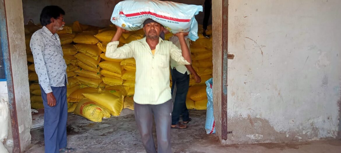 सहकारी समितियों में नियमित रूप से किया जा रहा है खाद, बीज का वितरण 