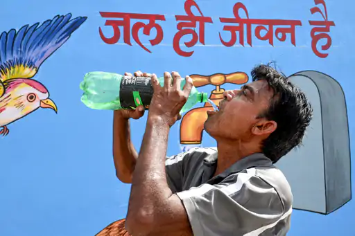 पिछले 15 दिन से भीषण गर्मी झेल चुके देश के बड़े हिस्से में गुरुवार को तेज हवाओं के साथ बारिश से कुछ राहत मिली