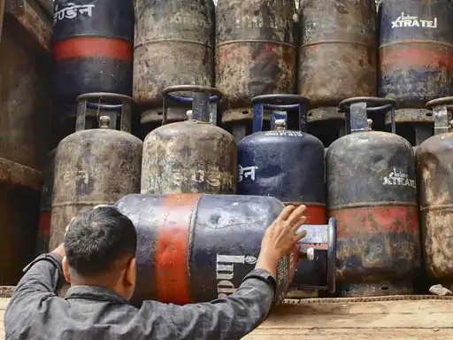 कॉमर्शियल सिलेंडर आज यानी 1 मई से 994 रुपए तक महंगा हो गया