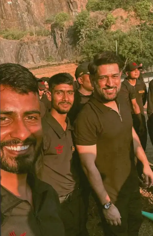 पूर्व भारतीय कप्तान महेंद्र सिंह धोनी IPL के बीच रविवार को चेन्नई में नेशनल सिक्योरिटी गार्ड्स (NSG) के रीजनल हब पहुंचे