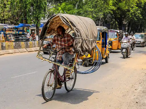 पश्चिम में राजस्थान, गुजरात और महाराष्ट्र-विदर्भ से लेकर मध्य प्रदेश, उत्तर प्रदेश समेत 8 राज्य भीषण गर्मी की चपेट में