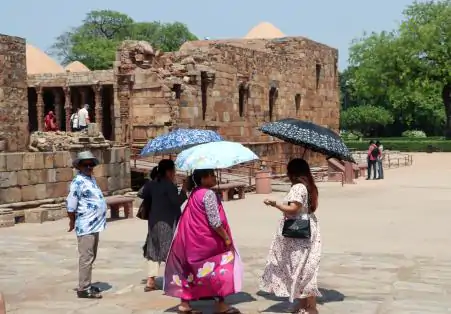 भीषण गर्मी झेल चुके देश के बड़े हिस्से में शनिवार को तेज हवाओं के साथ बारिश से राहत मिलेगी