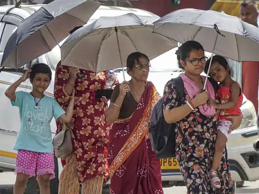 देश के कई हिस्सों में भीषण गर्मी और हीटवेव का असर जारी