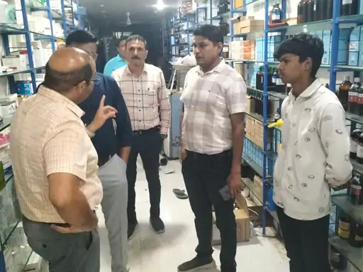 उज्जैन के बड़नगर में स्वास्थ्य विभाग की टीम ने जिस अस्पताल को सील किया था, वह कुछ ही देर बाद फिर खुल गया