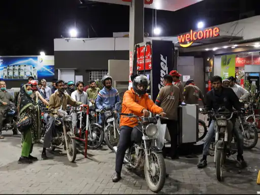 पाकिस्तान सरकार ने पेट्रोल की कीमत में 4 रुपया और हाई स्पीड डीजल (HSD) के दाम में 2 रुपया की कटौती की
